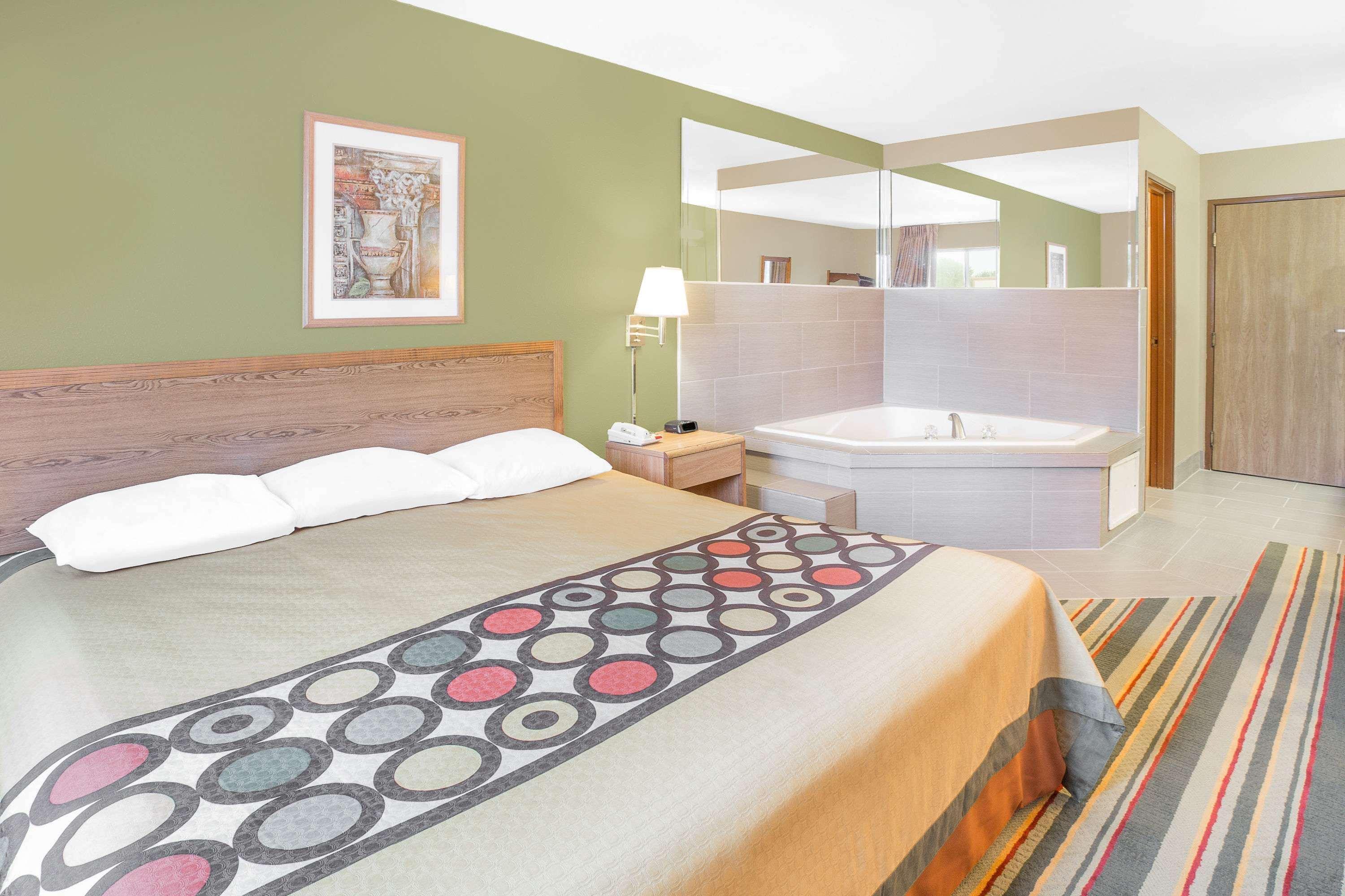 Super 8 By Wyndham East Moline Hotel Eksteriør billede