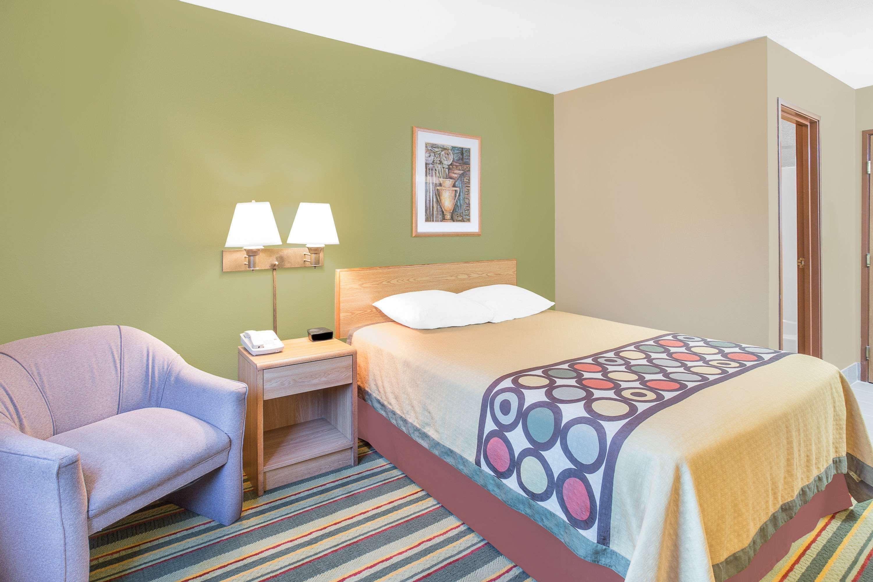 Super 8 By Wyndham East Moline Hotel Eksteriør billede